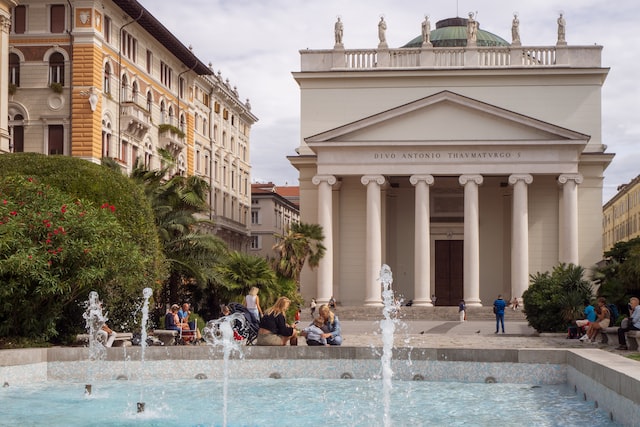 Praça da Bolsa de Trieste (Piazza dell Borsa) Trieste, mais uma cidade da Itália que vale a pena conhecer